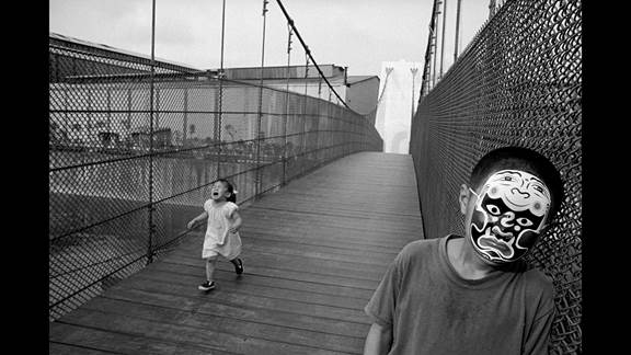 說明: Macintosh HD:Users:chendong:Desktop:張乾琦 工作坊:工作坊:官方作品:中文圖說:不存在的戰(zhàn)爭:6. 張乾琦，“不存在的戰(zhàn)爭”視頻截圖，2017.jpg