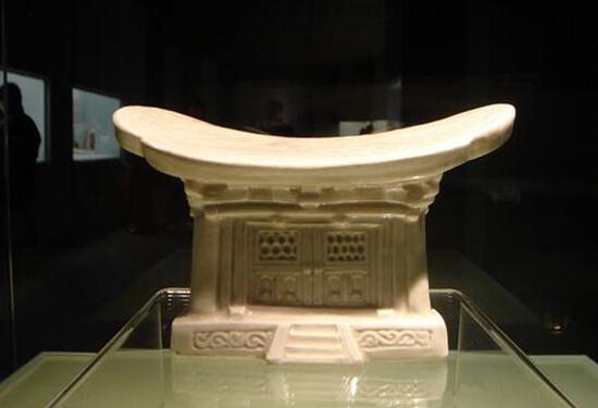 五代定窯殿宇式人物枕