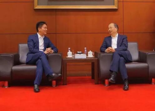 中國工商銀行董事長易會滿和京東集團(tuán)董事局主席兼首席執(zhí)行官劉強(qiáng)東見證了雙方合作協(xié)議的簽署。 