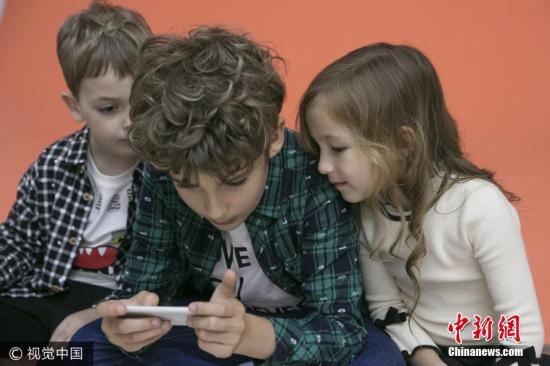 外報(bào)：一天滑手機(jī)80次 孩子網(wǎng)癮過(guò)高怎么辦？