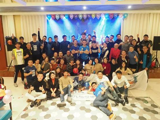 說明: C:Userswangq1317Desktop（新聞）2018甜蜜跑即將起跑，賽道跑團加油站成為最大亮點（新聞）2018甜蜜跑即將起跑，賽道跑團加油站成為最大亮點花兒與少年跑團.jpg