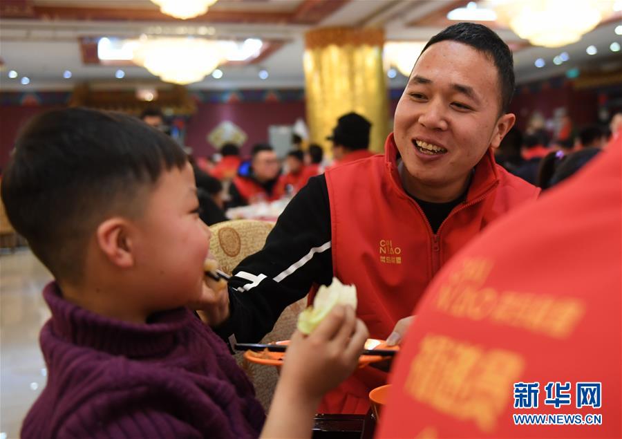 （社會(huì)）（2）快遞員及家屬在京團(tuán)聚過(guò)小年