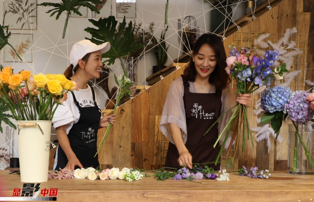 “昆明是鮮花的原產(chǎn)地，有亞洲最大的鮮切花交易市場(chǎng)，可以說(shuō)具備開(kāi)花店的天時(shí)地利；另外和很多女孩一樣，我從小也就有開(kāi)花店的夢(mèng)想！”說(shuō)起當(dāng)初的決定，王黎媛說(shuō)一是因?yàn)閴?mèng)想，另外也跟昆明這個(gè)城市產(chǎn)花、賣花的“基因”有關(guān)。圖為王黎媛和同事在制作花束。新華網(wǎng) 周亞平/攝 念新洪/文