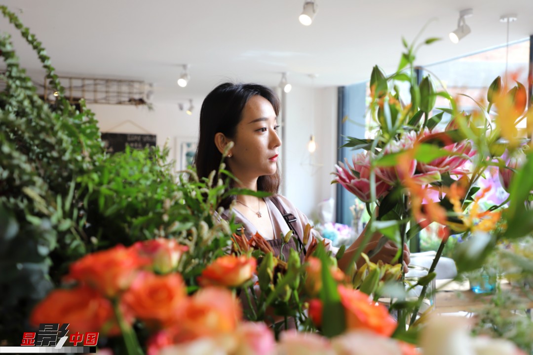 每天和花打交道是一個幸福的職業(yè)，但同時也充滿壓力和挑戰(zhàn)，“花在呈現(xiàn)給客人的那一瞬間是美好的，但前面的每一個步驟都是很辛苦的?！蓖趵桄抡f，花藝是最原始的手工藝產(chǎn)品，沒有辦法機械化、流程化和規(guī)模化，必須要用雙手一點點地賦予其生命和美感。圖為王黎媛在挑選制作花束的鮮花。新華網(wǎng) 周亞平/攝 念新洪/文
