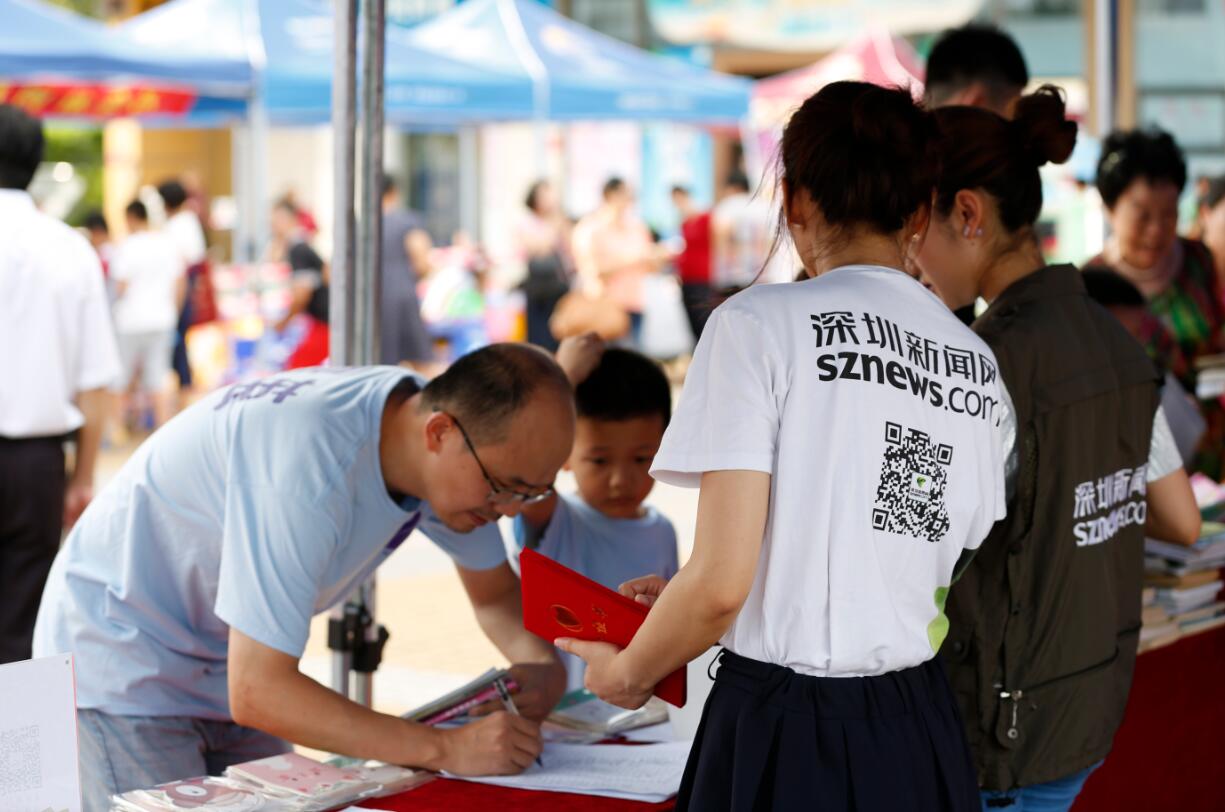 老爸帶著孩子來(lái)到活動(dòng)現(xiàn)場(chǎng)捐書